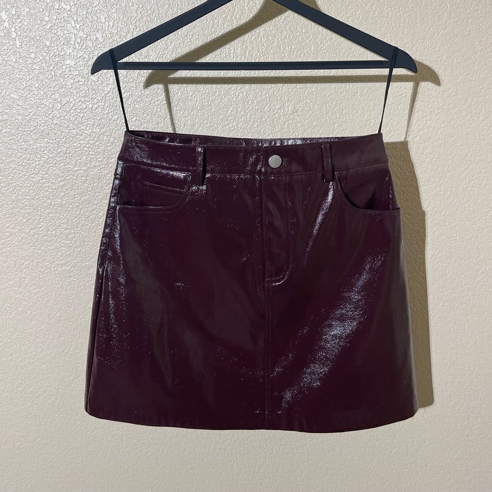 SUNCOO Glossy Patent Mini Skirt in Wine